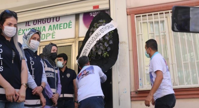 Nöbetteki baba, HDP'in kapısına siyah çelenk bıraktı