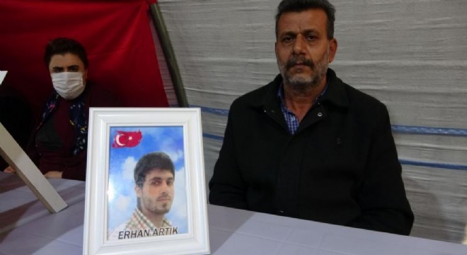 Nöbetteki babadan çocuklara çağrı: 'Devletimize sığının'