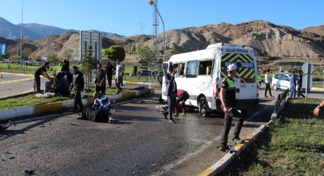 Oltu'da kamyonla öğrenci servisi çarpıştı: 3 yaralı
