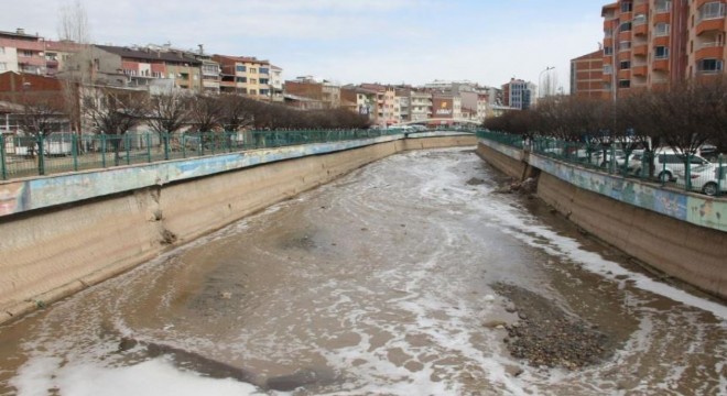Oltu Çayı yine köpürdü