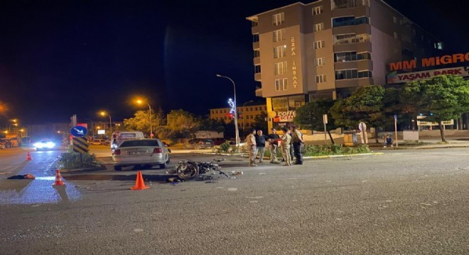 Oltu'da motosiklet otomobille çarpıştı: 1 ölü