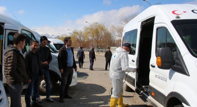 Oltu'da toplu taşıma araçları dezenfekte edildi