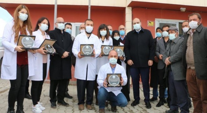 Orhan'dan KETEM ve sağlık çalışanlarına teşekkür plaketi