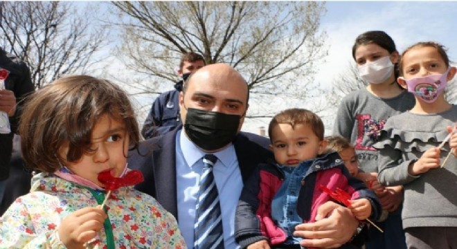 Orhan'dan çocuklara iftarlık sürprizi