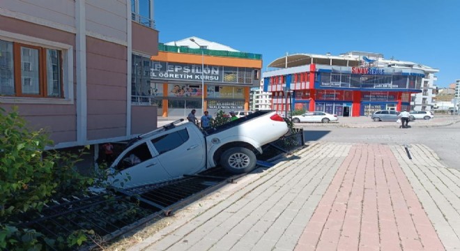 Otomobil evin bahçesine devrildi