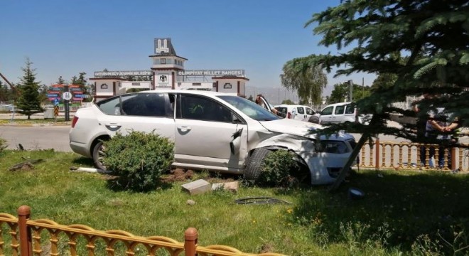 Otomobil orta refüje çıkarak durabildi