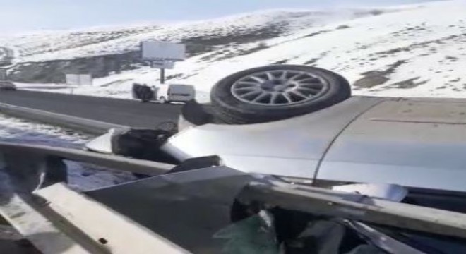 Pasinler'de otomobil su kanalına devrildi: 5 yaralı