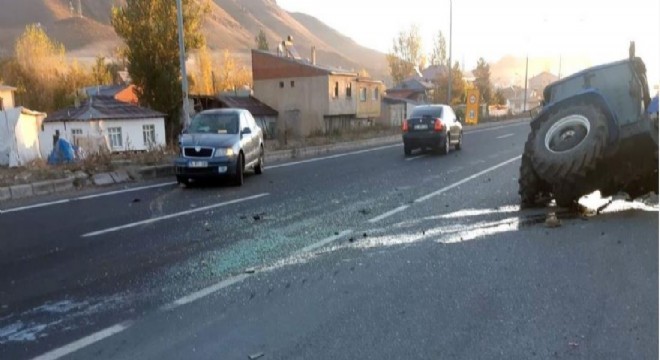 Pasinler'de otomobil traktöre çarptı: 1 yaralı