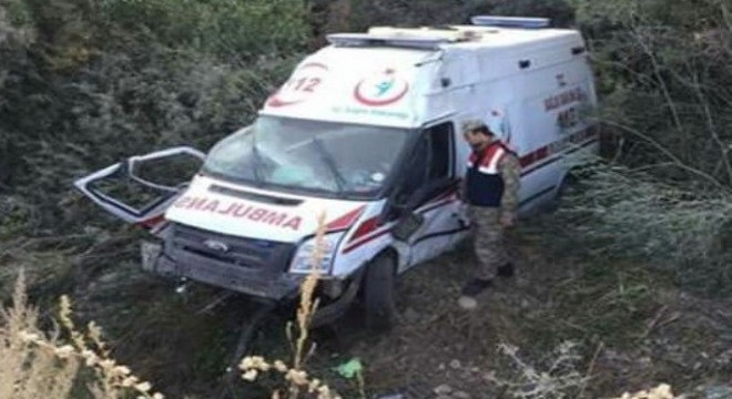 Pazaryolu'nda ambulans kazası: 3 yaralı