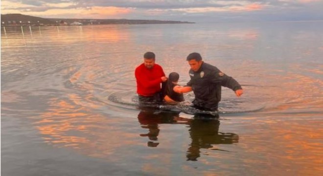 Polisler Van Gölü'ne girip vatandaşı kurtardı