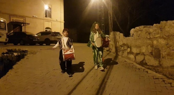 Ramazan'da köyün davulcusu oldular