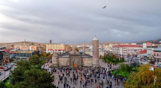 SOLOTÜRK Erzurum'u selamladı