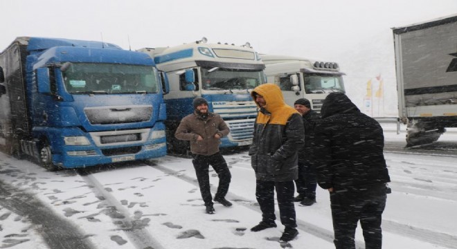 Sakaltutan'da ulaşıma kar engeli