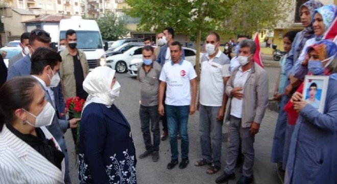 Semiha Yıldırım'dan evlat nöbetindeki ailelere destek