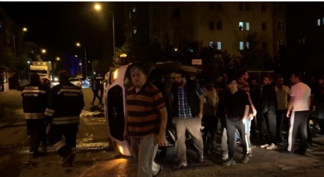 Servis minibüsüyle otomobil çarpıştı: 3 yaralı