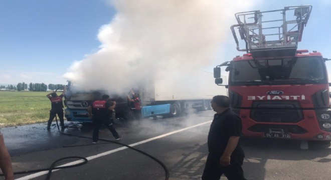 Seyir halindeki tır yandı