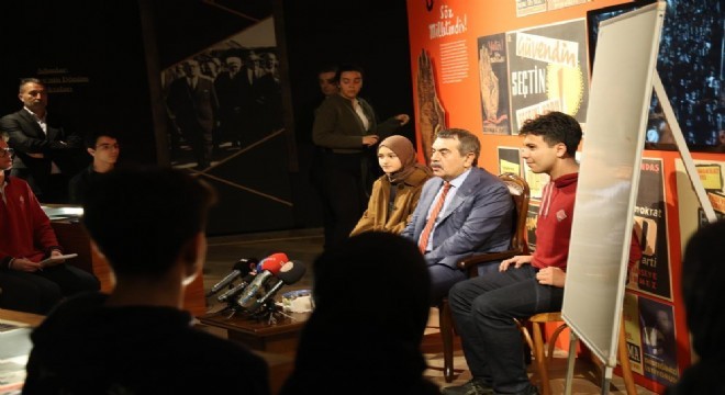 Tekin'den 'Demokrasi ve İnsan' dersi