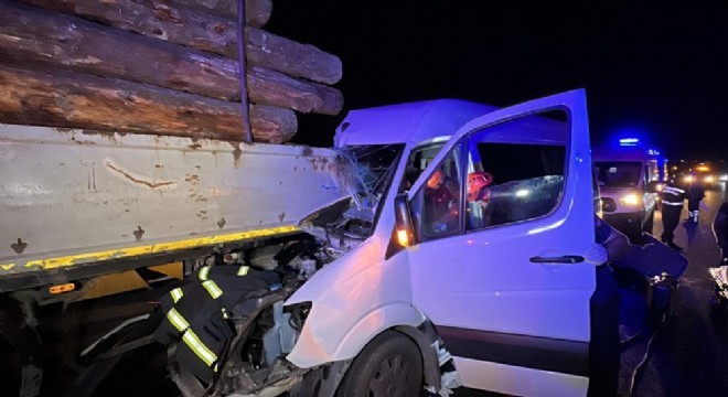 Tomruk yüklü tıra minibüs çarptı: 1 ölü, 20 yaralı