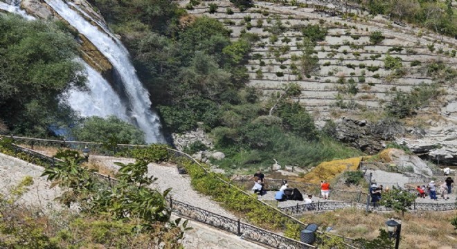 Tortum Şelalesi'nde su seviyesi düştü