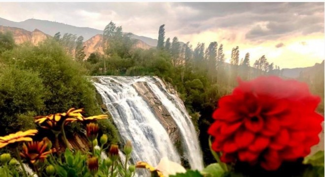 Tortum Şelalesi'ne ziyaretçi akını