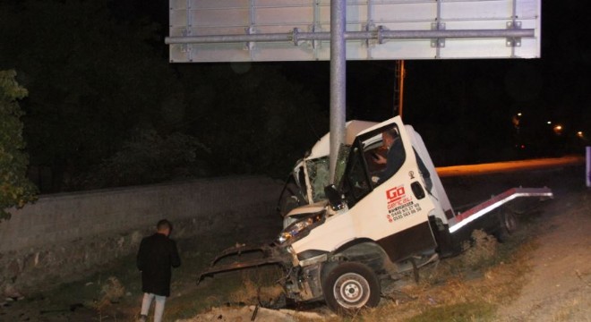 Trafik levhasına saplanarak durabildi