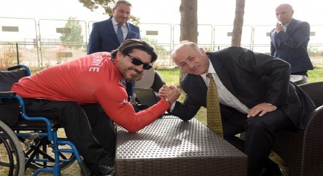 Vali Azizoğlu Seven'i ödüllendirdi