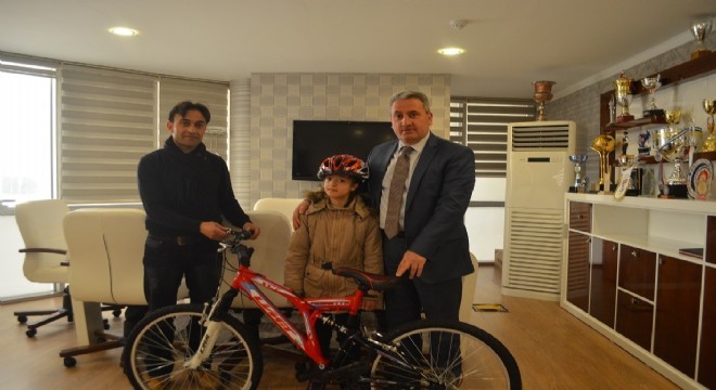 Vali Azizoğlu'ndan başarıya ödül