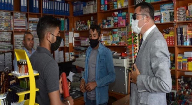 Vali Memiş Karayazı'da esnafı ziyaret etti