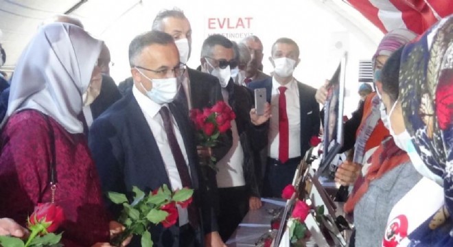 Vali Çeber'den nöbetteki ailelere destek