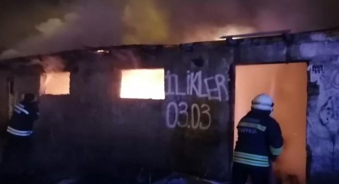 Yoncalık'ta metruk binada yangın