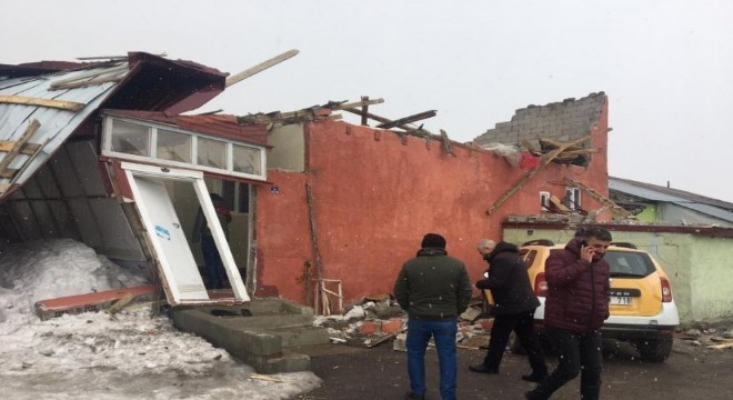 Yunus Emre'de fırtına evin çatısını uçurdu