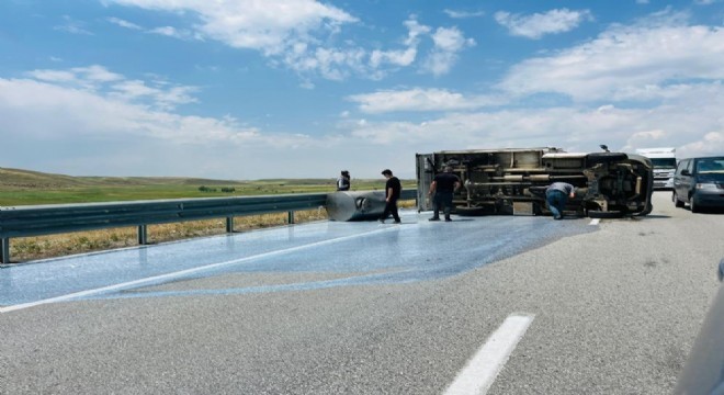 Yüzlerce litre süt yola döküldü