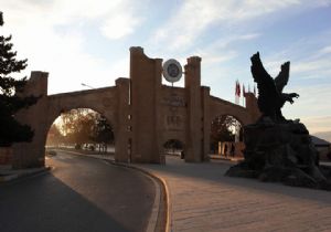 Esnaf öğrenci yolunu bekliyor
