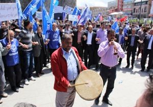 Memurlar eylem, davulcu keyif yaptı