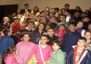 Tiyatroda stres attılar