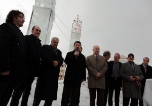 Buz heykellerle Erzurum'u tanıtıyor