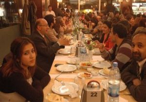 FİLM EKİBİNE MORAL YEMEĞİ