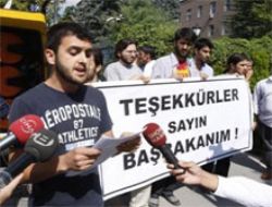 Polise pankart çalımı!