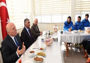 Sekmen'den Erzurumspor'a moral destek