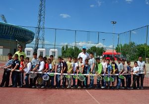 Erzurumlu tenise koşuyor