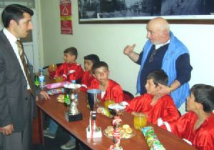 Yoksul çocuklarına umut taşıdılar