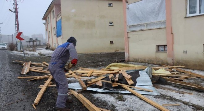 Çat'ta fırtına yıkıma yol açtı