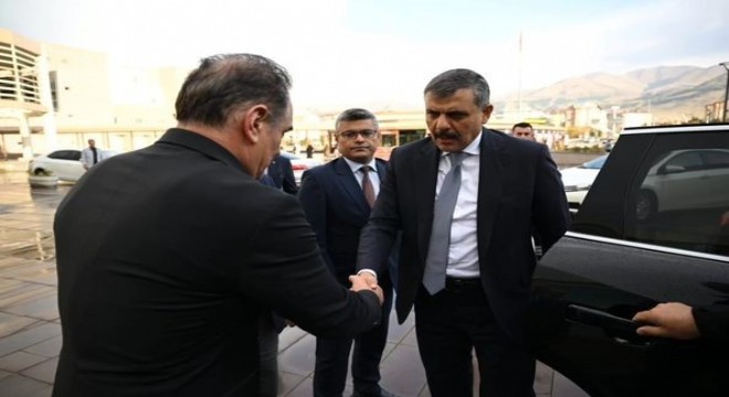 Çiftçi'den hastalara moral ziyareti