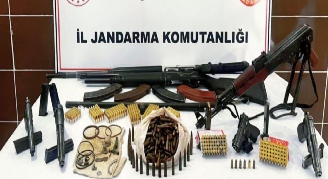 Çok sayıda silah ve mühimmat ele geçirildi