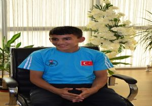 Özbey madalyayı kaçırdı