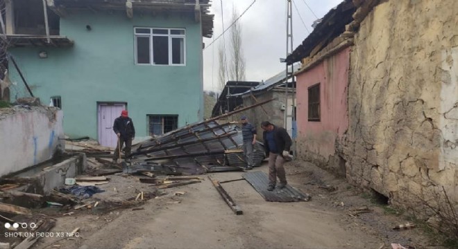 İspir'de fırtına çatıları uçurdu