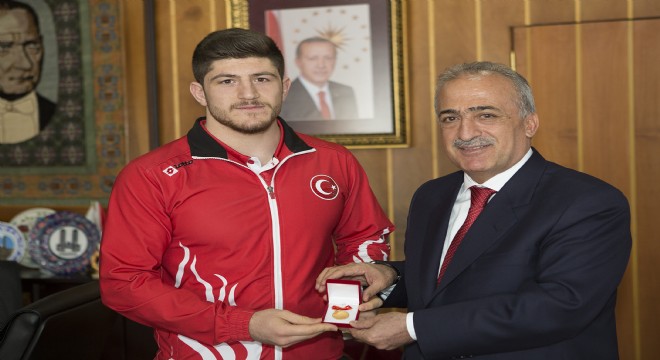 Şampiyon Güreşçi, Rektör Çomaklı'yı Ziyaret Etti
