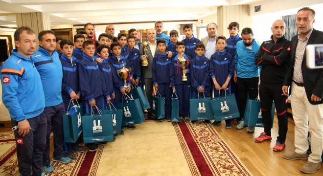 Şampiyonluk Kupası'nı Sekmen'e sundular