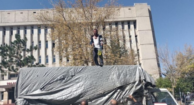 Şehir kameralarını parçaladı