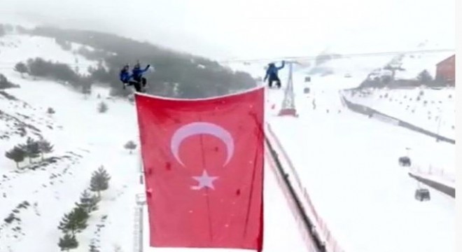 Şehitler için Palandöken'e dev Türk Bayrağı astılar